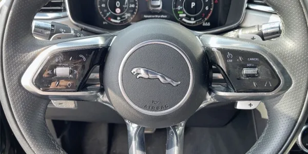 visuel - Jaguar F-Pace 2.0 - P400E PHEV AWD BVA8 R-Dynamic SE