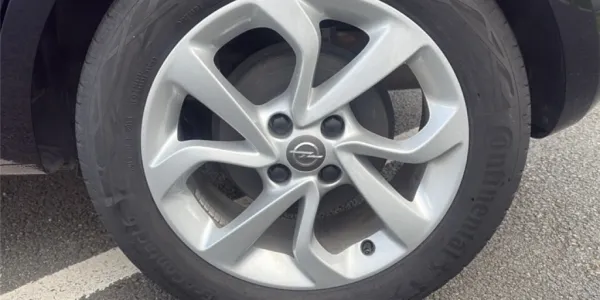 visuel - Opel Corsa E 1.4 90 CH Design 120 ans